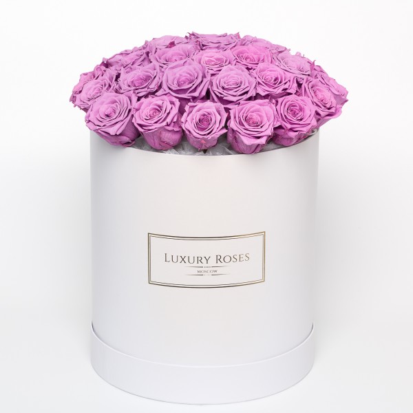 Букет 35 лиловых роз в белой шляпной коробке