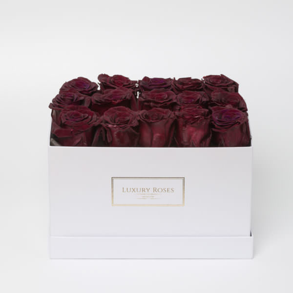 Букет 15 бордовых роз в прямоугольной белой коробке