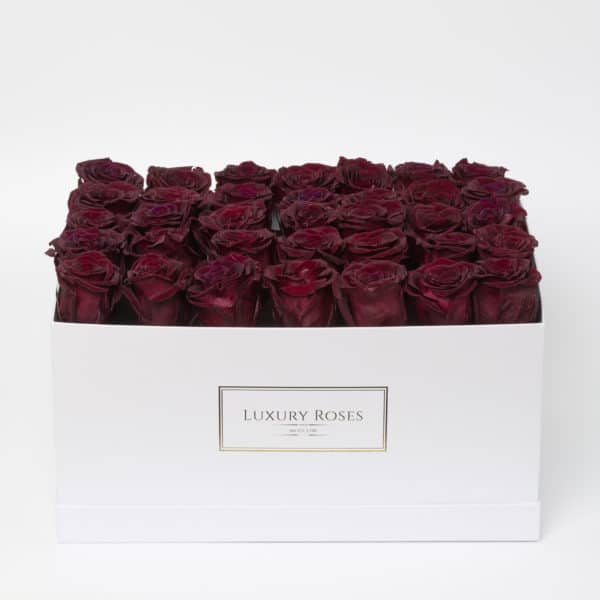 Букет 35 бордовых роз в прямоугольной белой коробке