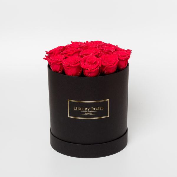 Букет 17 красных роз в шляпной черной коробке