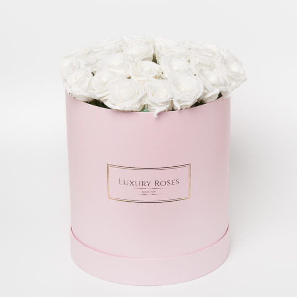 Букет 25 белых роз в шляпной розовой коробке