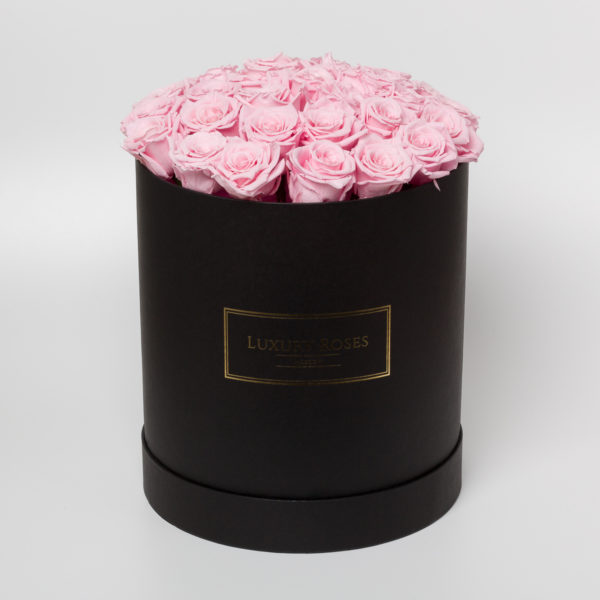 Букет 21 розовая роза в черной шляпной коробке