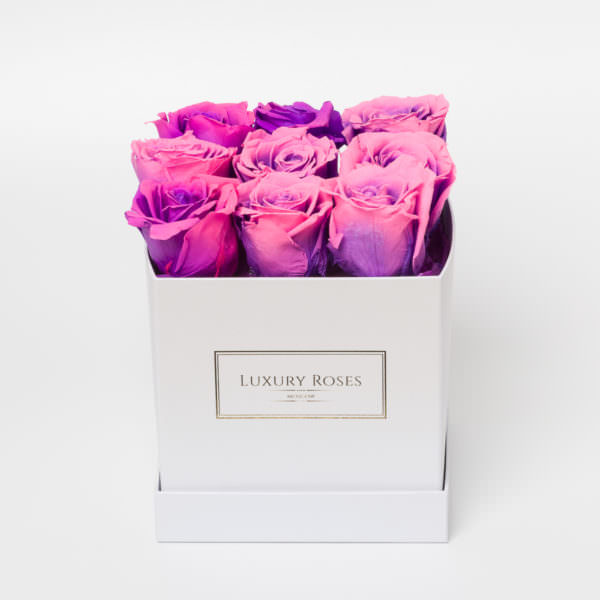 Букет 9 розовых роз в квадратной белой коробке