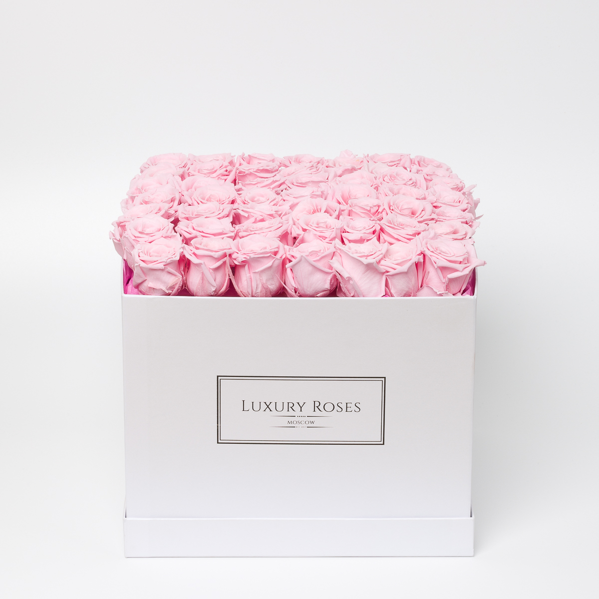 Букет 49 розовых роз в белой квадратной коробке