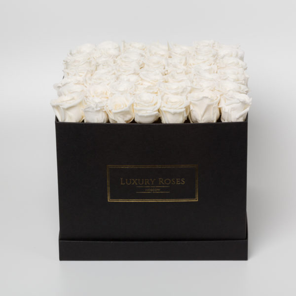Букет 49 белых роз в черной квадратной коробке