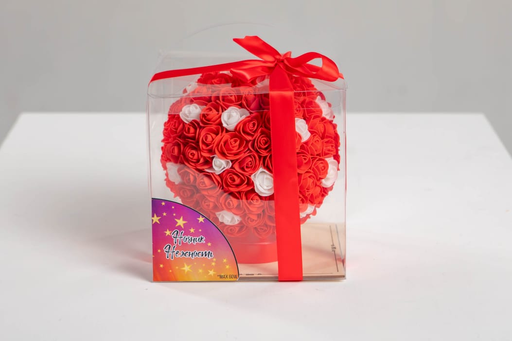 Светильник из роз красный