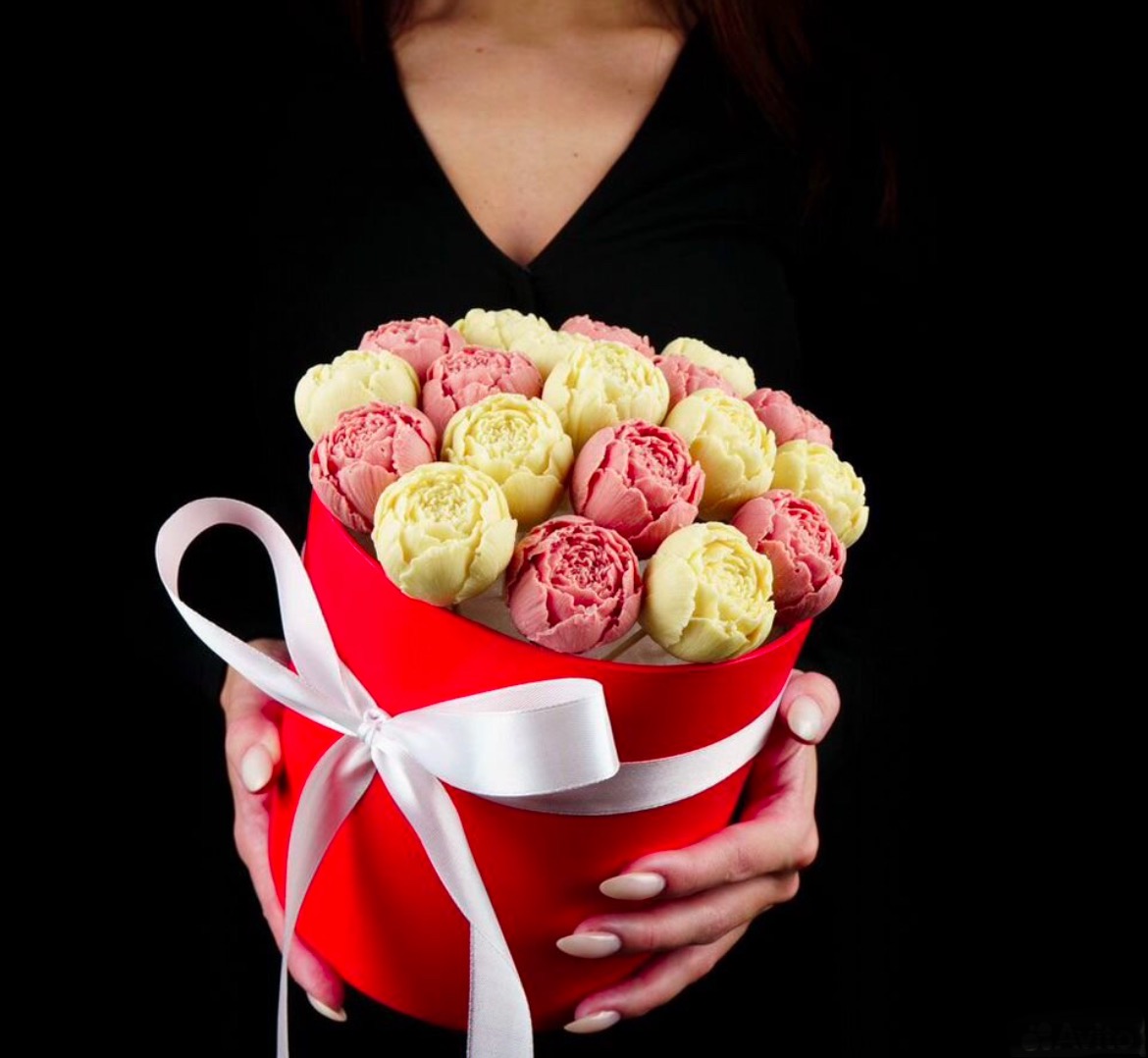 Коробка 19 шоколадных пионов